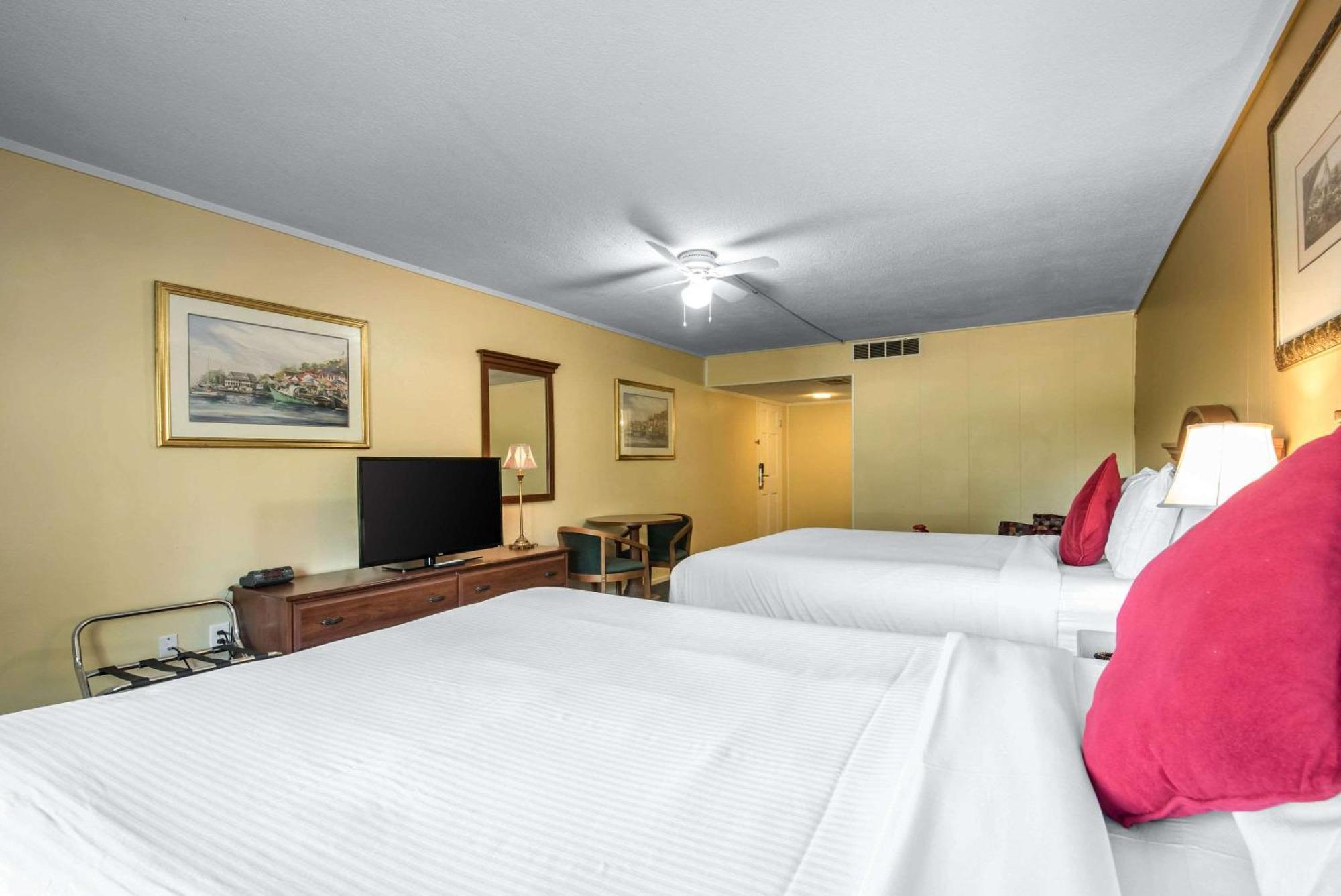 Tiltonlodge Inn & Suites Exteriör bild