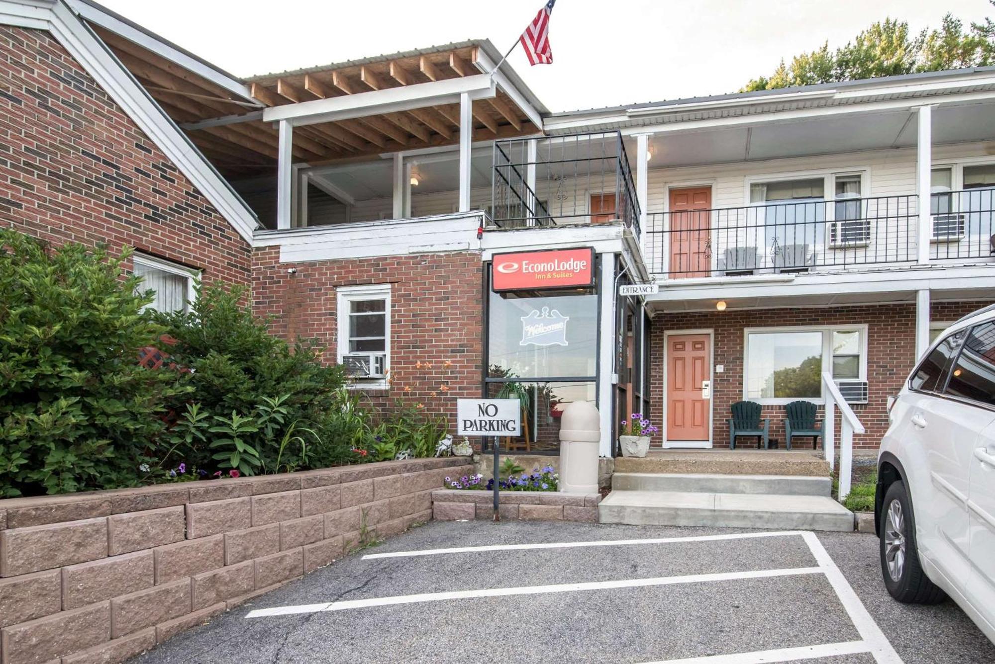 Tiltonlodge Inn & Suites Exteriör bild